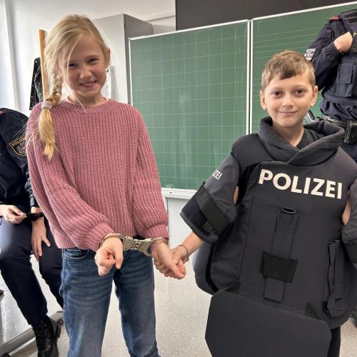 Handschelle und Schutzweste