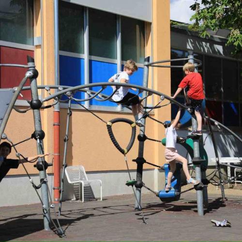 Klettern, spielen und Freundschaft schließen