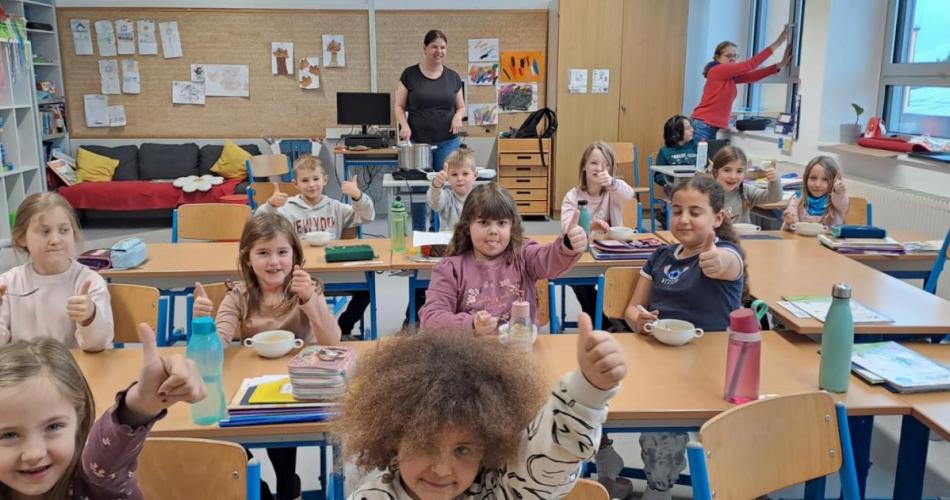 Kinder beim Verkosten der Suppe