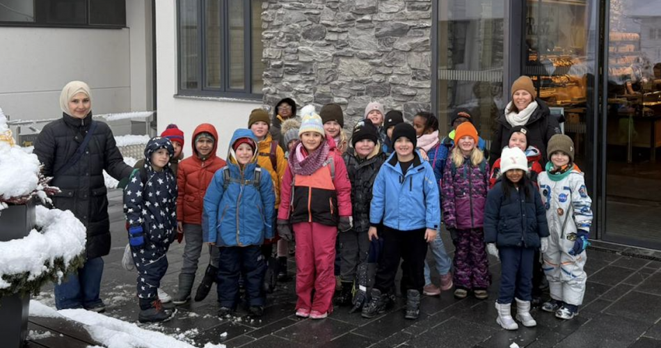 Die Klasse 1c am Weg zum Bäcker Ruetz