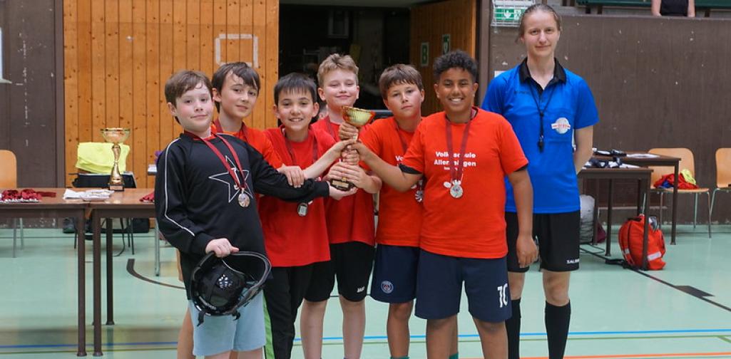 Floorball Teamfoto 2. Platz beim Floorball-Turnier